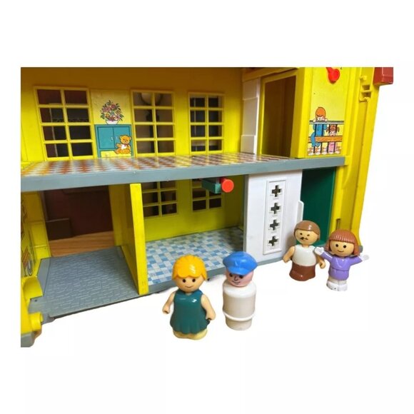 Vintage 1976 Fisher-Price Family Children's Hospital & 4 Little People Figures - Picture 9 of 10